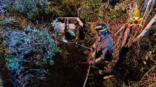 Lapedona - Auto nel fossato, conducente estratto dai vigili del fuoco